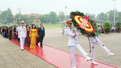 Delegasi yang terdiri dari para tetua desa, pemimpin komunitas, pengrajin, dan tokoh berpengaruh dari berbagai kelompok etnis Vietnam melaporkan pencapaian mereka kepada Presiden Ho Chi Minh.