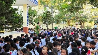 La policía de la comuna de Vinh Hai está difundiendo información legal entre los profesores y alumnos de la escuela primaria My Tan.