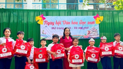 110 ajándékot adtak át hátrányos helyzetű diákoknak a Phan Thiet kerületben.