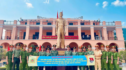 L'Union des jeunes du département de police provincial de Khanh Hoa a organisé un voyage sur les lieux historiques.