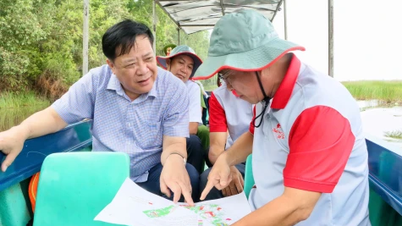 Kamrat Pham Thanh Ngai inspekterar brandförebyggande och brandbekämpningsarbete i Tram Chim nationalpark.