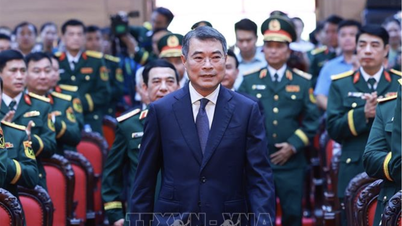 Le Premier ministre Le Minh Hung : La région militaire 4 continue d'écrire un chapitre glorieux de l'histoire, protégeant fermement notre cher Vietnam.