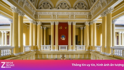 Wnętrze Dworu Ludowego w Ho Chi Minh City jest gotowe na powitanie gości.