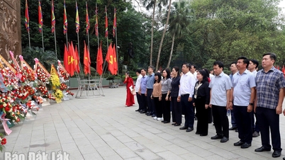 Delegasjonen fra den stående komiteen i Dak Lak provinsielle partikomité ofret røkelse for å minnes de hongkonge.