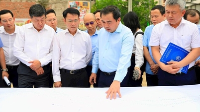 Setiausaha Parti Hanoi, Tran Duc Thang, memeriksa kemajuan projek dan kerja-kerja utama di ibu kota.