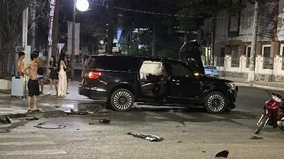 Két autó az ütközés után a járdára sodródott, majd összetört.