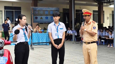 Diffusion des règles de sécurité routière auprès de plus de 1 500 élèves de la zone économique spéciale de Phu Quoc.