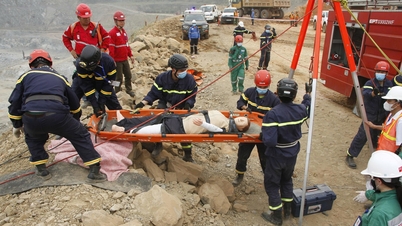 Realización de un simulacro de rescate y socorro por deslizamientos de tierra en la comuna de An Khánh.