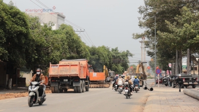 Keselamatan lalu lintas harus dipastikan selama pembangunan fase 2 proyek Sistem Pengolahan Air Limbah Kota Chau Thanh.
