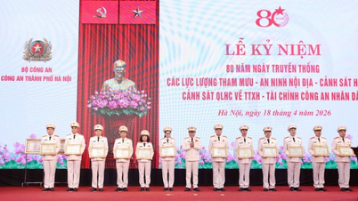 Policja Hanoi honoruje grupy i jednostki tytułem Bohatera Sił Zbrojnych Ludu.
