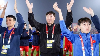 HLV Kim Sang-sik nhận thưởng khủng từ  "bầu Hiển" 