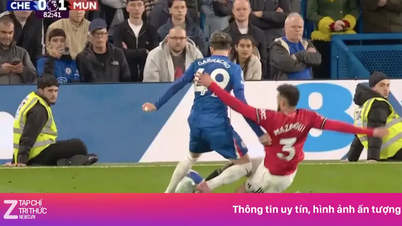 Mazraoui maakte een fantastische tackle vlak voor de voeten van Garnacho.