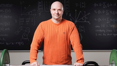 A matematika docens órákat is tart, és fitneszedzőként is dolgozik.