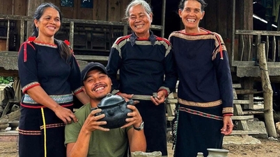 เด็กชายชาวมโนงเล่าเรื่องราวเกี่ยวกับหมู่บ้านของพวกเขา