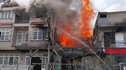 দা লাতের বা তোয়া এলাকায় একটি বাড়িতে আগুন; দমকলকর্মীরা আগুন নেভাতে প্রাণপণ চেষ্টা করছেন।