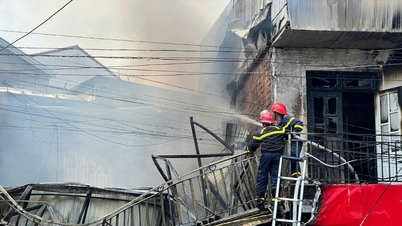 Ein Großbrand zerstörte ein Haus im Stadtteil Cam Ly von Da Lat.