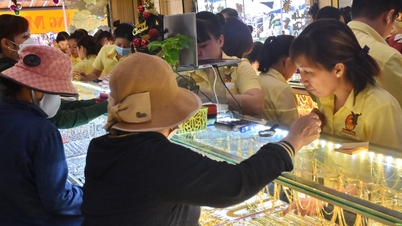 Gold price update today, noon April 19, 2026: SJC gold price, BTMC Mi Hong Phu Quy ring gold price, and world gold price.