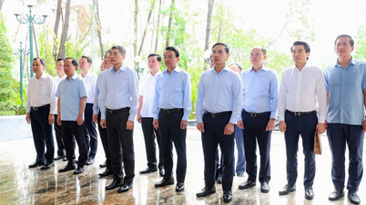 O primeiro-ministro Le Minh Hung oferece incenso no sítio histórico do cruzamento de Dong Loc.