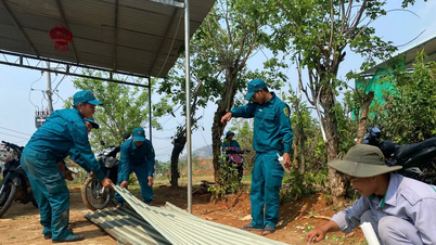 A chuva acompanhada de tornados arrancou os telhados de 25 casas em Quang Ngai.