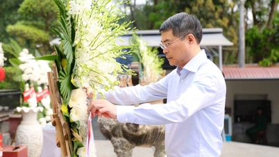 Prime Minister Le Minh Hung offers incense at the Dong Loc Crossroads historical site.
