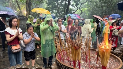 Duizenden mensen trotseerden de regen om wierook te offeren bij de Hung-tempel.