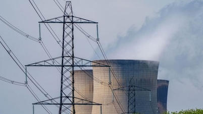 Spojené království ruší od roku 2028 uhlíkovou daň z výroby elektřiny, aby snížilo ceny energií.