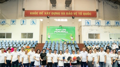 Nationalförsamlingens vice ordförande Nguyen Thi Thanh deltar i Pickleball-turneringen för att fira 65-årsjubileet av nationalförsamlingens etniska råd.