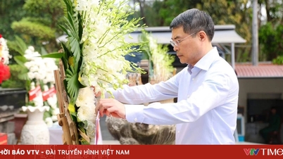 El primer ministro Le Minh Hung ofrece incienso en el cruce de caminos de Dong Loc.