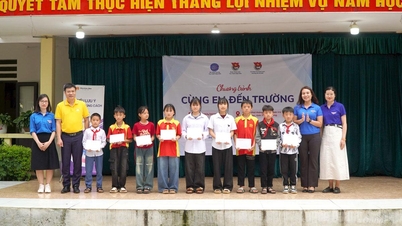 Many practical gifts were given to students in Meo Vac commune.