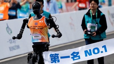 Technologie-News vom 19.4.: Humanoide Roboter treten in China bei einem Marathon an.