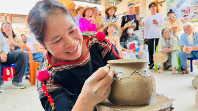 Yang Tao black pottery and primitive dances amidst the vast forest.