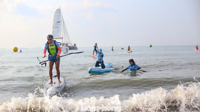 El mar en Quy Nhon está agitado con casi 120 atletas compitiendo en una carrera de SUP (Stand Up Paddle Surf).