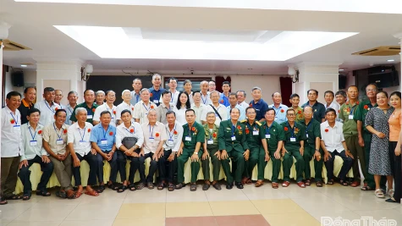 Dong Thap: Mengajak 39 veteran perang berkeliling Penjara Phu Quoc.