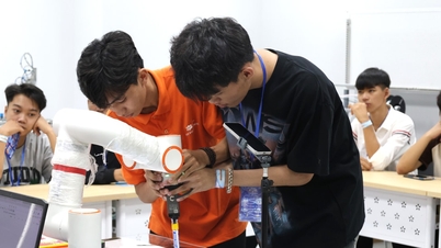 Over 600 high school students in Da Nang experienced career paths at the "Touch the Future" event.