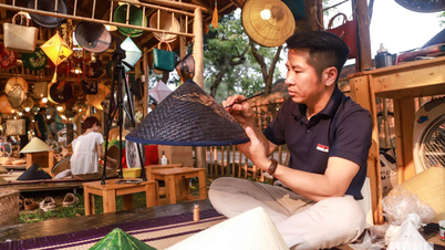 Bringing the "soul" of Hue conical hats to the capital.
