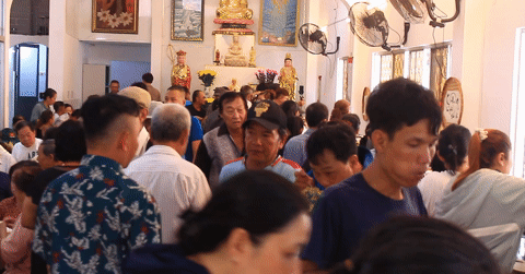 Em Ho Chi Minh, as pessoas acorrem aos restaurantes de buffet para desfrutar da experiência, onde podem comer à vontade e pagar o que acharem justo.