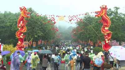 激しい雨にもかかわらず、何千人もの巡礼者が祖先の地へ戻ることを阻むことはできなかった。