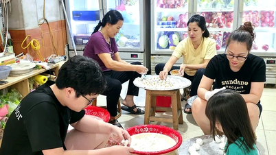 ขนมเค้กสูตรพิเศษที่ทำจากน้ำเชื่อมโมลาส ซึ่งเป็นขนมดั้งเดิมที่ใช้ "ย้อม" ข้าวเหนียวให้เป็นสีแดงในเมืองโถตัง