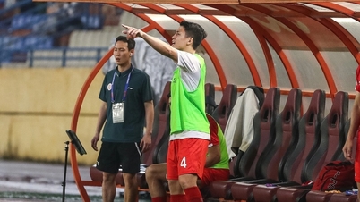 O zagueiro Bui Tien Dung suporta dores para substituir o técnico Popov.