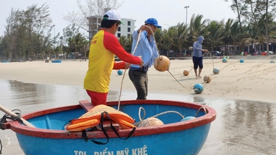 Avgrensning av trygge badeområder på My Khe-stranden i Quang Ngai.