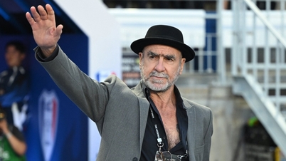Eric Cantona lässt sich in Szene setzen, indem er eine Reihe von Manchester United-Legenden auf den Platz führt.