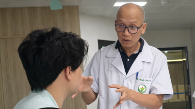 눈에 긴 젓가락 두 개가 깊숙이 박힌 환자에 대한 응급 소생술.