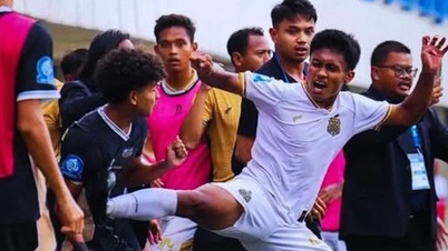لاعب إندونيسي تحت 17 عامًا يوجه ركلة "كونغ فو" في بطولة المنتخب الوطني تحت 20 عامًا.