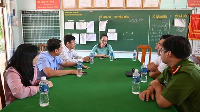 Leaders of Thuan Bac commune: Visiting and inspecting the quality of meals for students at Thuan Bac Ethnic Boarding Junior High School.