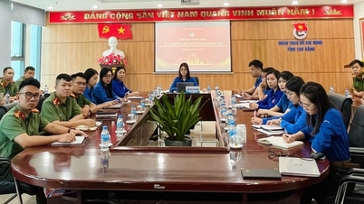 A Cao Bang-i fiatalok tanulmányozzák és alaposan megértik a Párt 14. Országos Kongresszusának határozatát.