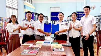 បណ្ណាល័យខេត្ត Ca Mau សហការជាមួយកងអនុសេនាធំលេខ ៤២ កងទ័ពជើងទឹក ដើម្បីអភិវឌ្ឍវប្បធម៌អាន។