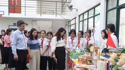 Dans la cour de l'école Van Yen : Susciter l'amour des livres chez les élèves de Ha Dong.