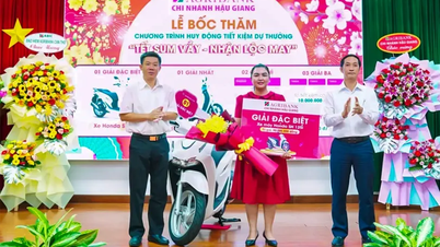 Agribank Hau Giang organizes a lucky draw for the "Tet Reunion - Receive Good Fortune" promotion.