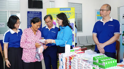 Free medical examinations and medication distribution for residents of Thoi An Dong ward.