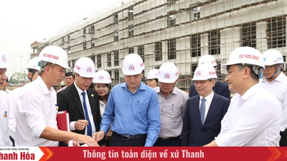 Nguyễn Hồi Anh, a Tartományi Népi Bizottság elnöke ellenőrzi az ASEAN Vietnámi Kerámia-völgy projekt előrehaladását.